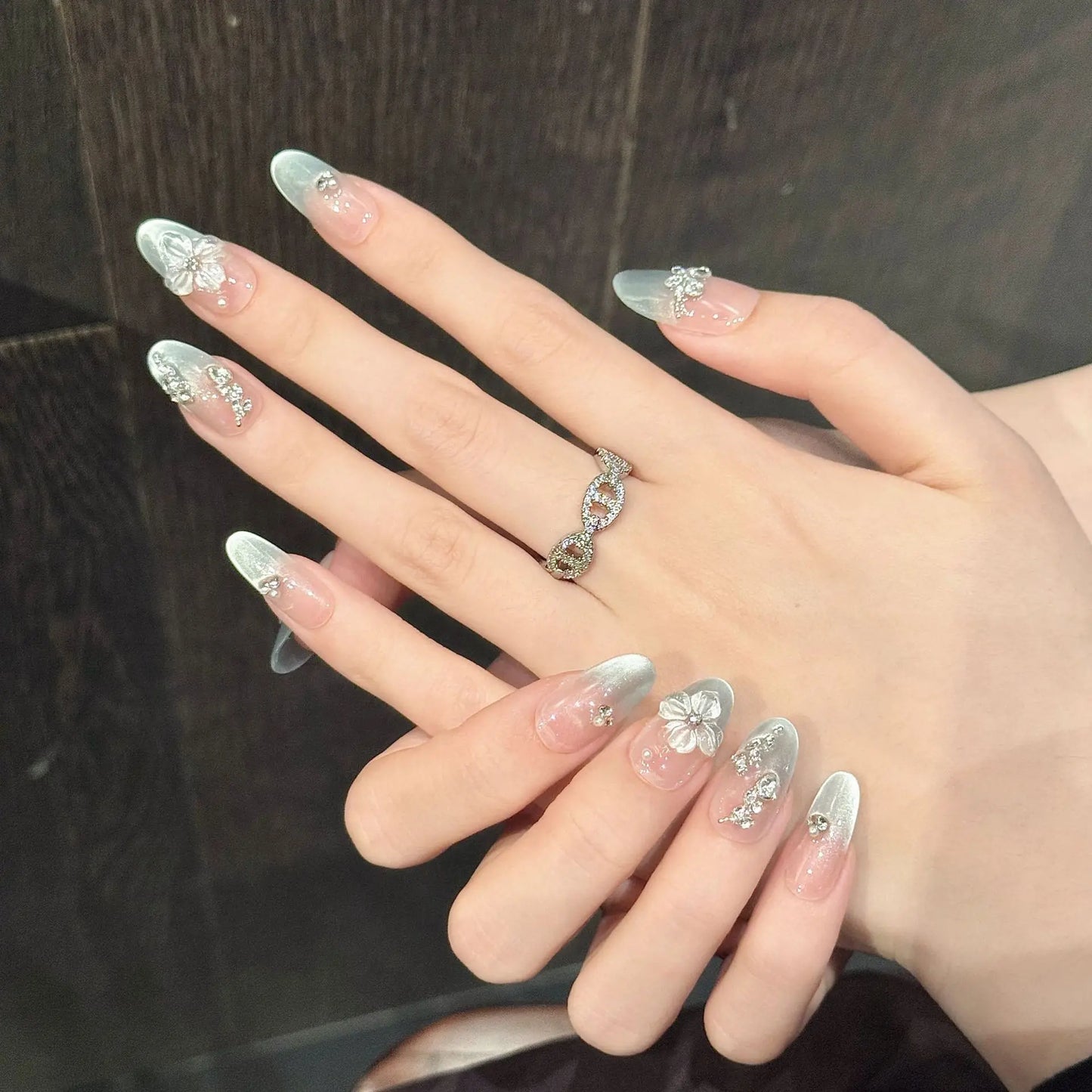 10 uñas postizas 3D talladas a mano con diseño de flor de hielo, color azul claro, estilo francés, estilo ojo de gato, hechas a mano, con encanto, para usar.