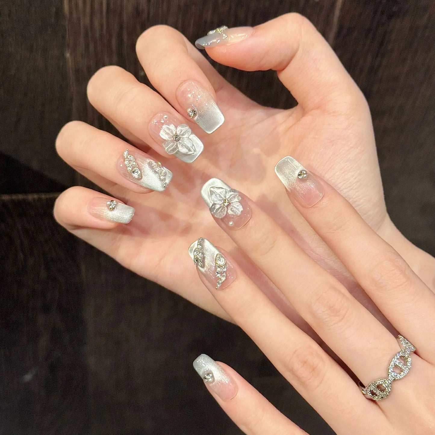10 uñas postizas 3D talladas a mano con diseño de flor de hielo, color azul claro, estilo francés, estilo ojo de gato, hechas a mano, con encanto, para usar.