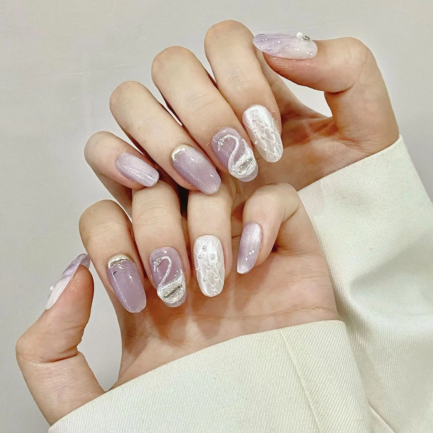 10 Stück handgefertigte künstliche Meerjungfrau-Nägel, kurz, mandelglänzend, Katzenauge, zum Aufdrücken der Nägel mit 3D-Schwanen-Designs, lila, französische falsche Nagelspitzen
