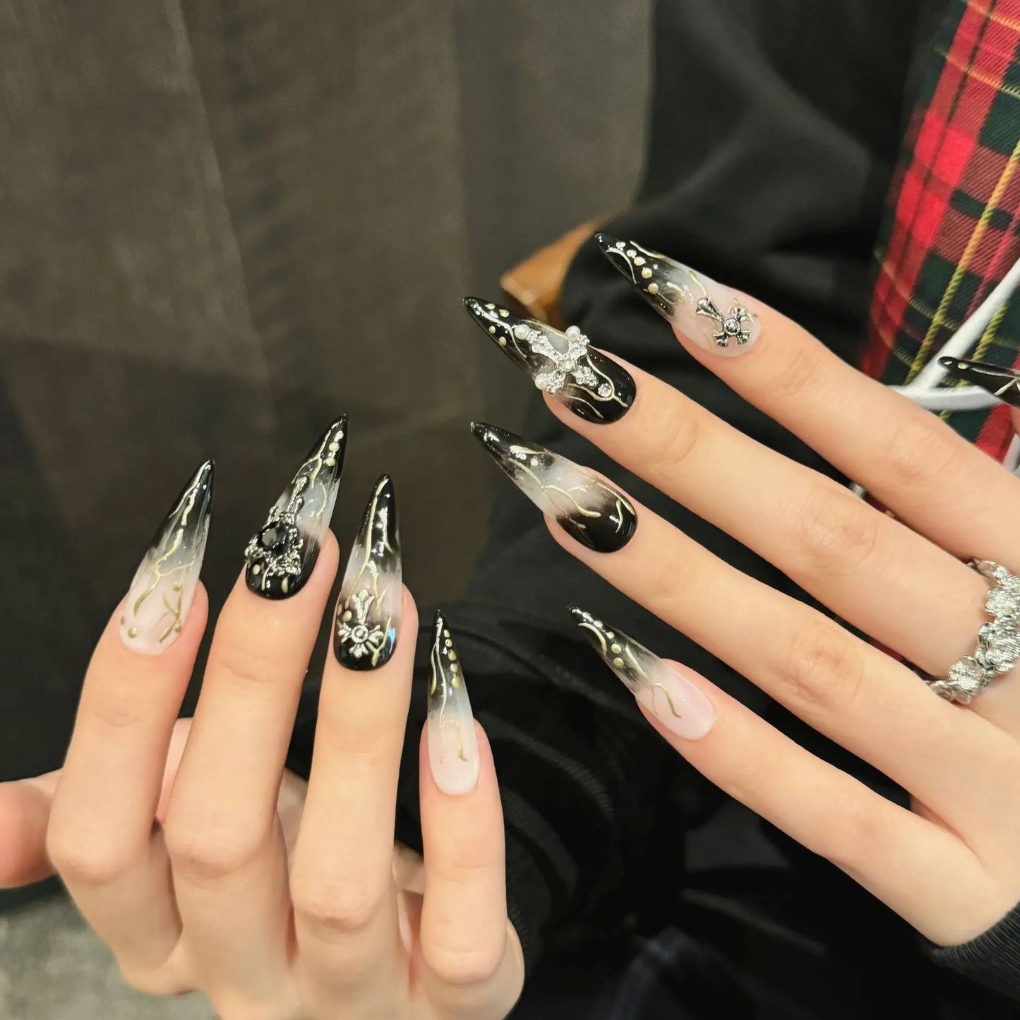 10 uñas postizas largas Y2k con punta de aguja, diseño de corazón y cruz de metal negro degradado, hechas a mano, para manicura DIY.
