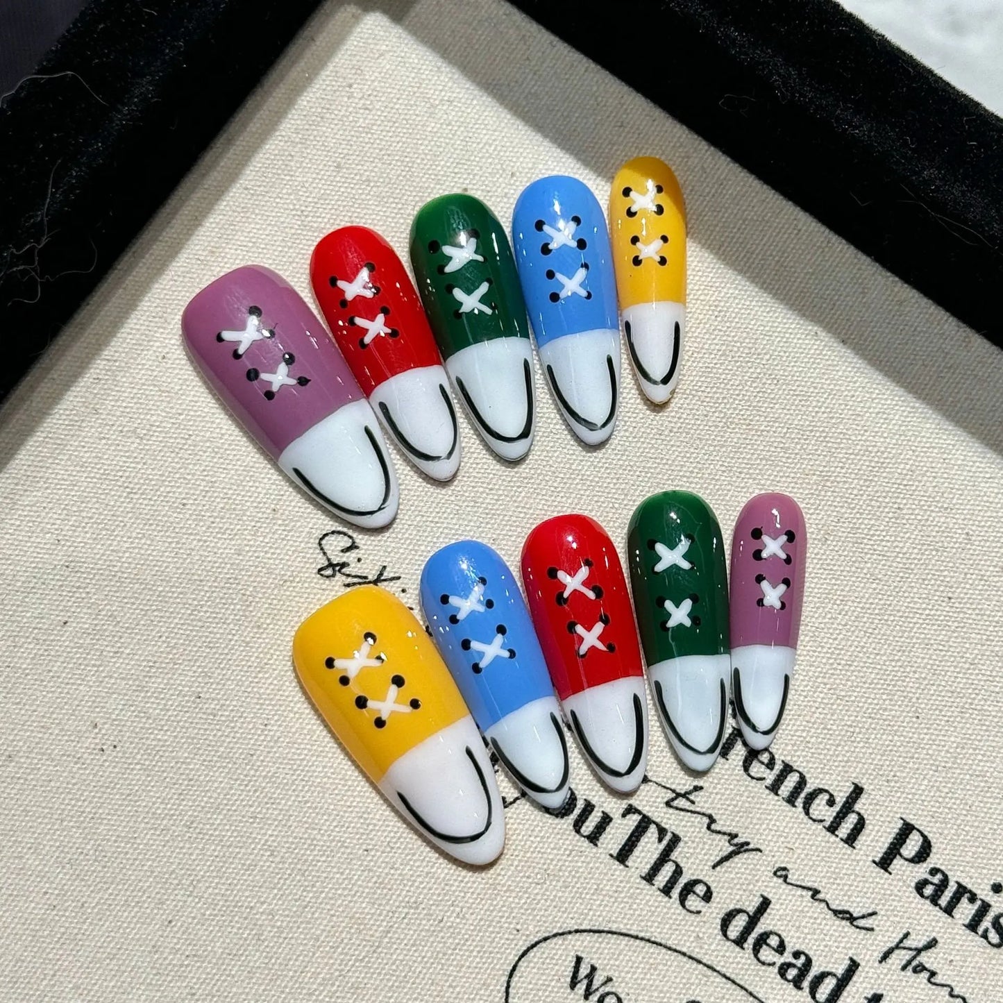 10 uñas postizas de almendra azul hechas a mano, diseño de zapatos de lona pintados a mano, uñas postizas creativas de estilo francés.