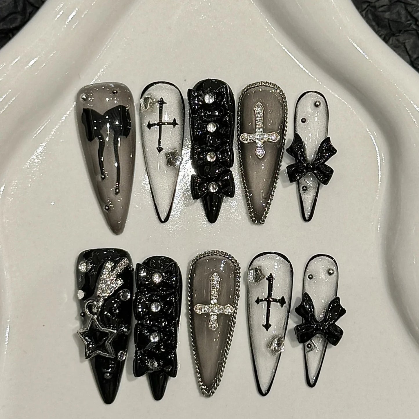 10 Stück handgefertigte Press-On-Nägel, dunkelschwarz, langer Stiletto, 3D-Schleifen, Strass-Dekor, künstliche Nägel, süße, coole Maniküre für Frauen