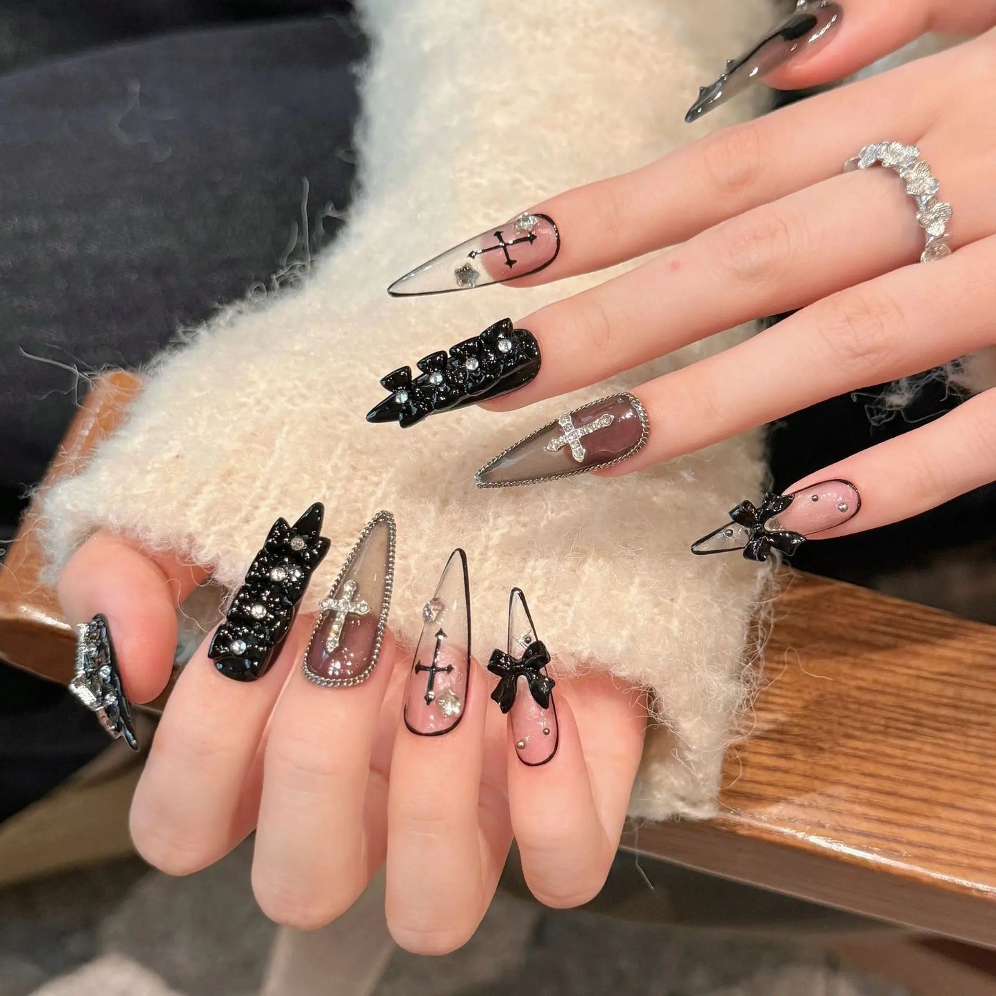 10 Stück handgefertigte Press-On-Nägel, dunkelschwarz, langer Stiletto, 3D-Schleifen, Strass-Dekor, künstliche Nägel, süße, coole Maniküre für Frauen