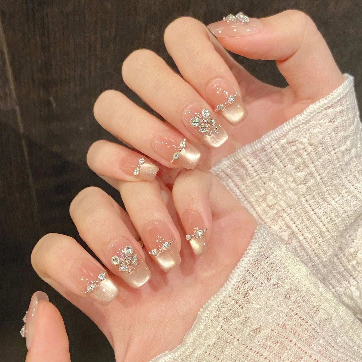 10 uñas postizas con diseño de ojos de gato y diamantes de imitación, de larga duración, seguras e impermeables, ideales para ir de compras, viajar y citas.