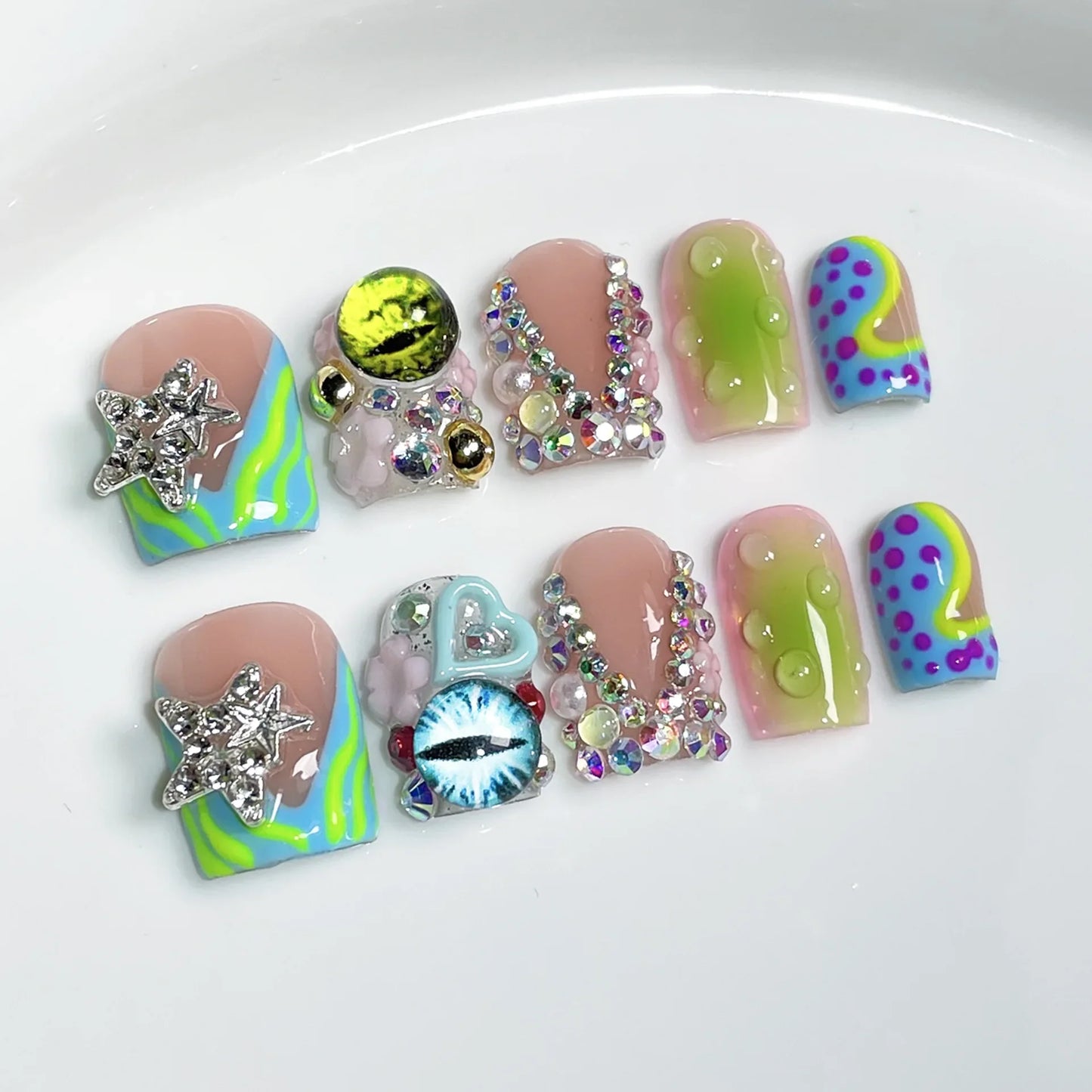 10 uñas postizas de verano en azul degradado, brillantes, con diseño de ojo de gato, flores 3D, brillantes, con diamantes, hechas a mano.