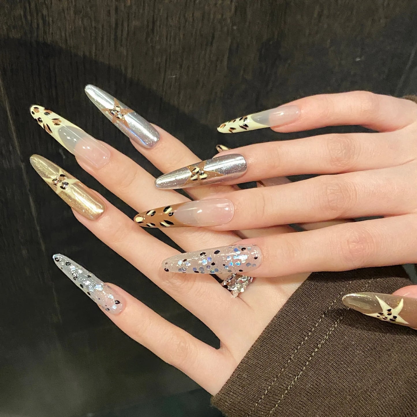 10 uñas postizas francesas con estampado de leopardo vintage Y2K, uñas postizas marrón oscuro hechas a mano con lentejuelas brillantes.
