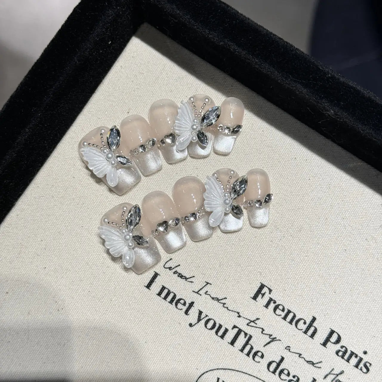 10 uñas postizas cortas rosas con diseño de pico de pato, frescas y dulces, hechas a mano con flores blancas 3D, de metal dorado y decoración de mariposas.