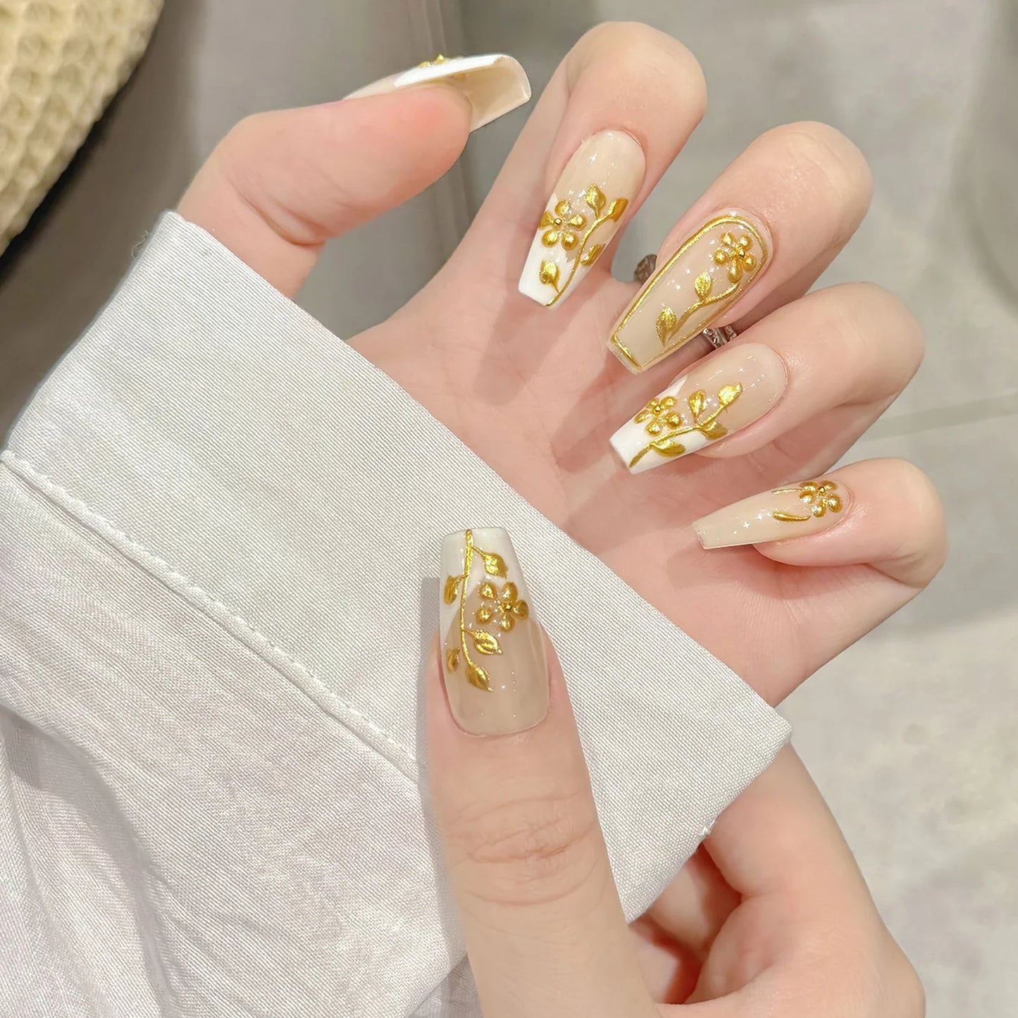 10 uñas postizas de otoño hechas a mano, de longitud media, con diseño de escalera y flores doradas, estilo francés blanco para mujer.