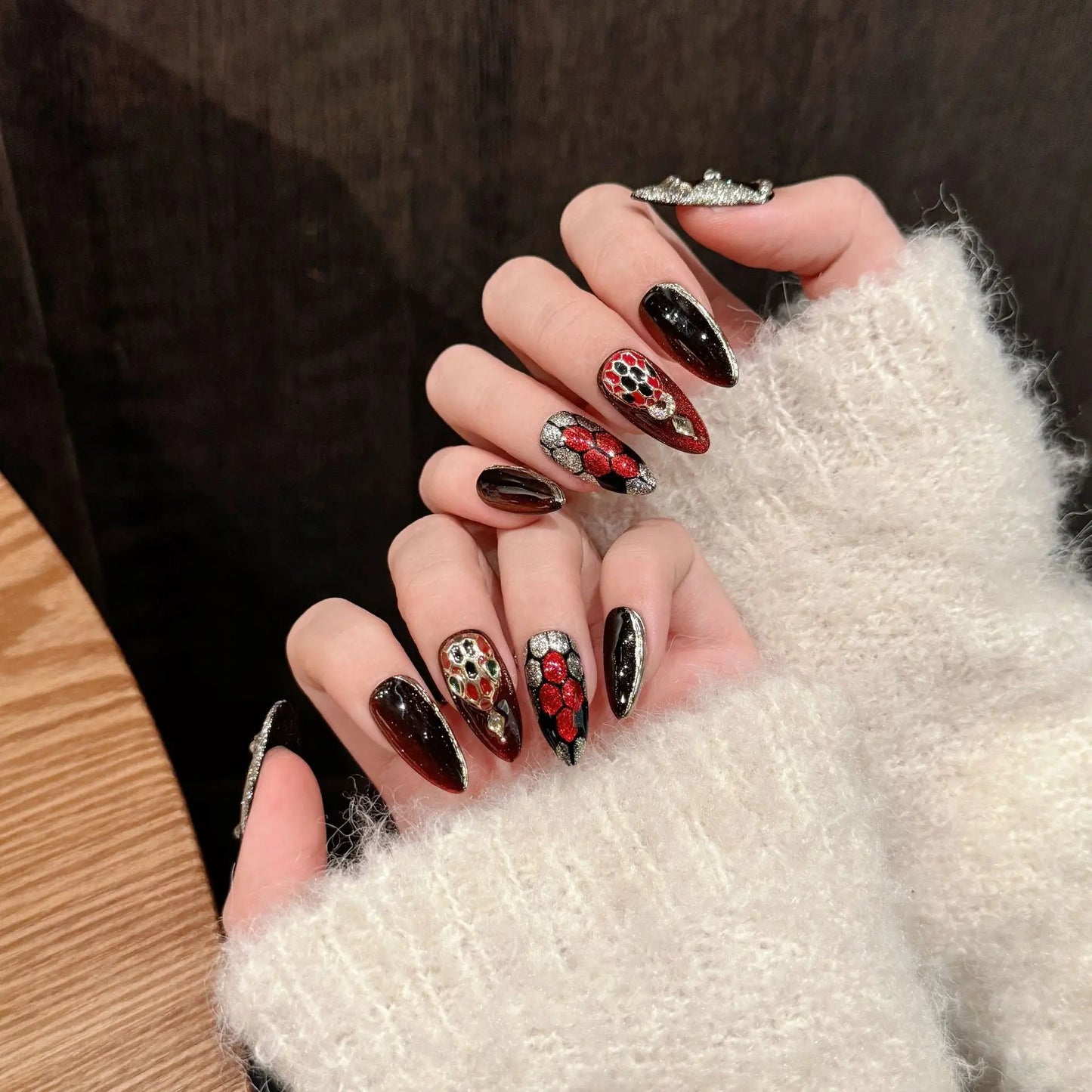 10 uñas postizas hechas a mano para chicas atractivas, diseño de almendra roja oscura con polvo brillante y decoración de diamantes brillantes.