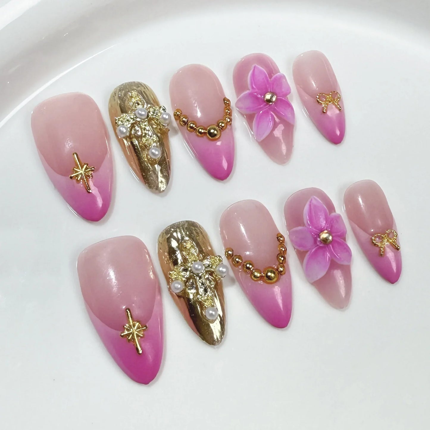 10 uñas postizas estilo francés rosa, talladas a mano, con flores doradas y perlas, con punta de almendra transparente.