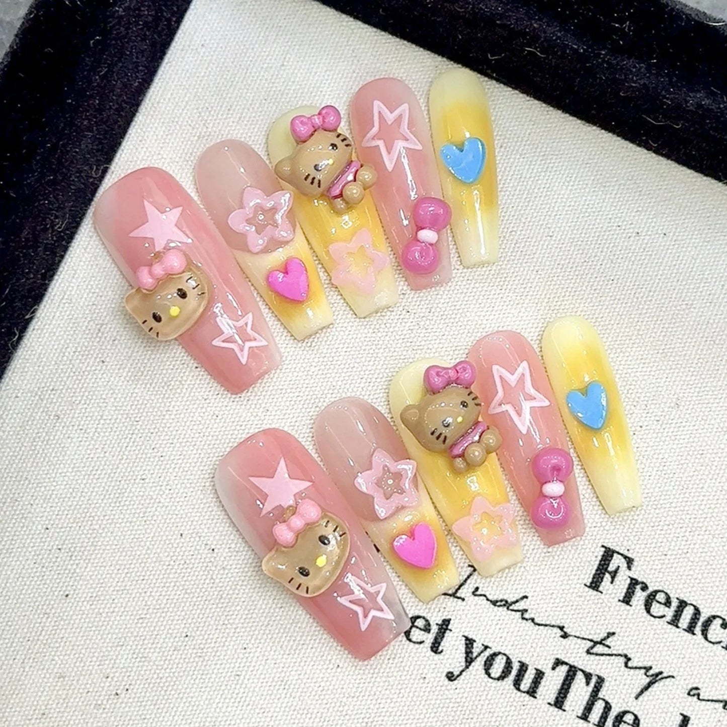10 parches de uñas postizas francesas rosas, hechos a mano, con diseño de almendras largas, con estampado de leopardo y cadena de metal.