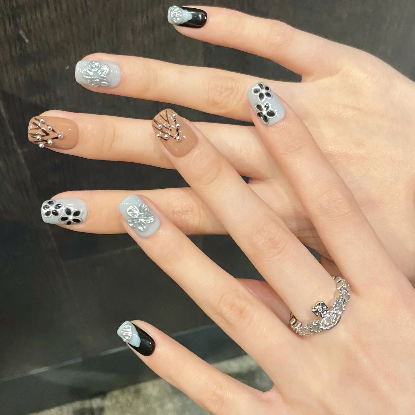 10 uñas postizas cuadradas cortas y geniales, con diseño de reloj despertador de manzana y flor plateada, uñas postizas hechas a mano para chica picante.