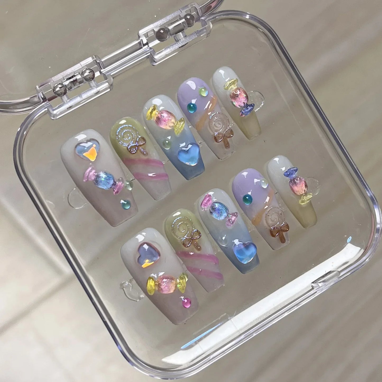 10 uñas postizas desmontables de color crema de azúcar, brillantes, hechas a mano, moradas brillantes, con diseño de luna y estrella 3D.
