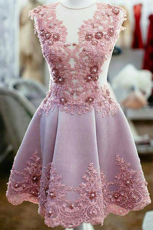 Hermoso vestido de princesa con cuentas transparentes y apliques para fiesta.