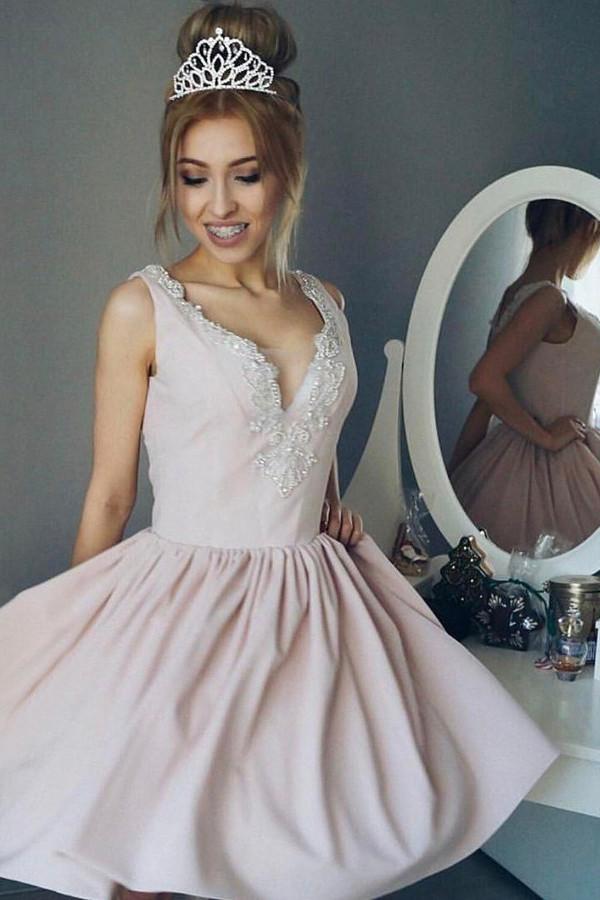 Schlichtes, ärmelloses Satin-Heimkehrkleid mit tiefem V-Ausschnitt und Applikationen