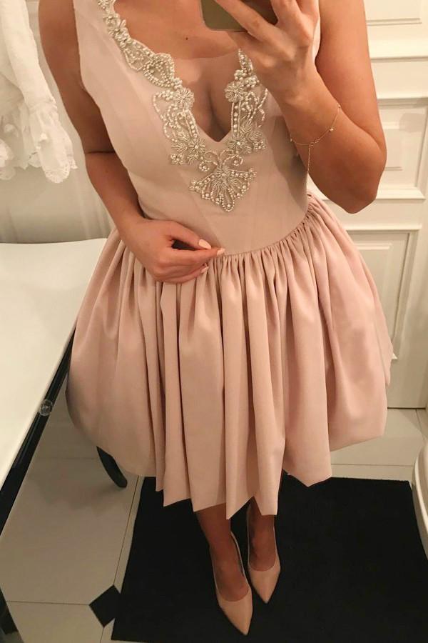 Schlichtes, ärmelloses Satin-Heimkehrkleid mit tiefem V-Ausschnitt und Applikationen