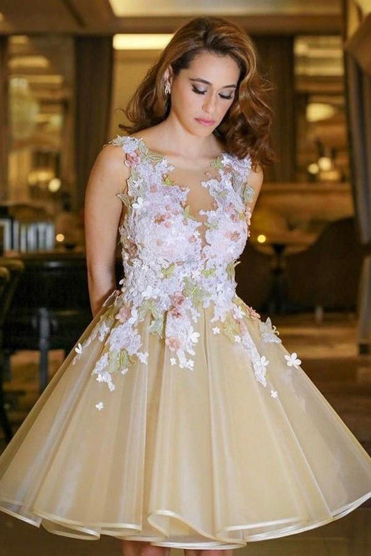 Elegantes vestidos de fiesta cortos de tul, espalda abierta y apliques.