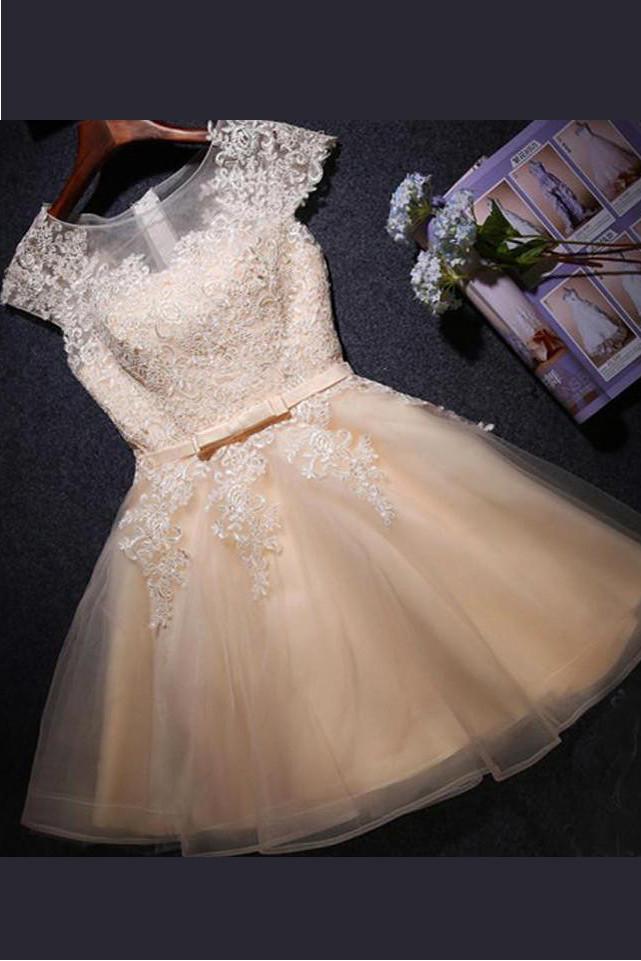 Kurzes Ballkleid mit transparenten Flügelärmeln, Homecoming-Kleid mit Schnürapplikationen