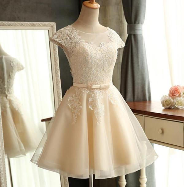 Kurzes Ballkleid mit transparenten Flügelärmeln, Homecoming-Kleid mit Schnürapplikationen