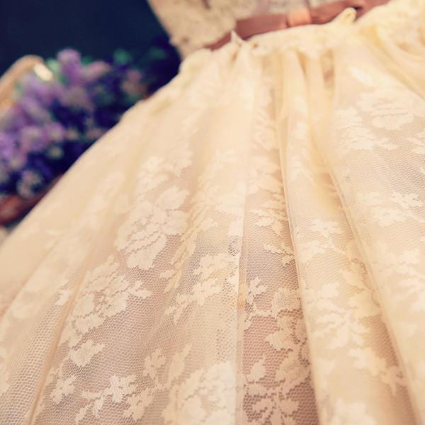 Vestido de fiesta corto sin mangas con espalda transparente y apliques de encaje, cuello barco