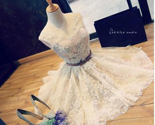 Vestido de fiesta corto sin mangas con espalda transparente y apliques de encaje, cuello barco