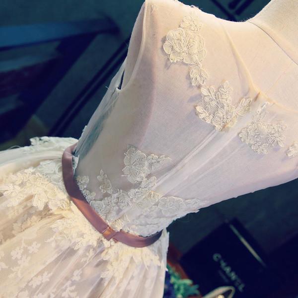 Vestido de fiesta corto sin mangas con espalda transparente y apliques de encaje, cuello barco