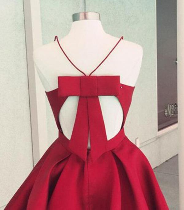 Burgunderrotes A-Linien-Heimkehrkleid aus Satin mit Spaghettiträgern und offenem Rücken und Schleife
