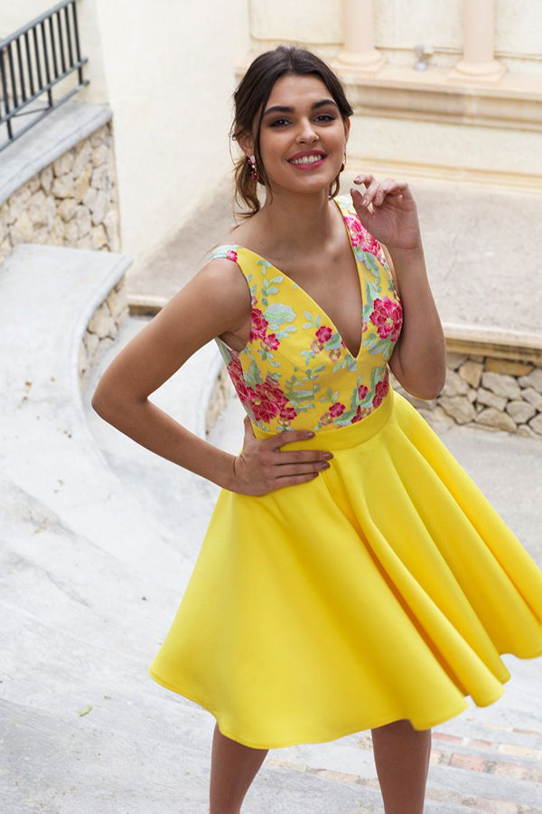 Charmantes gelbes Satin-Blumenkleid mit Illusionsrücken und Narzissen-Print