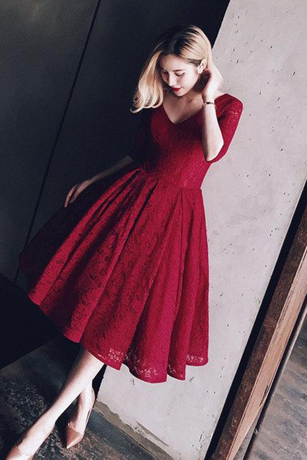 Burgunderrotes, halblanges Spitzenkleid mit V-Ausschnitt und kurzem Ballkleid