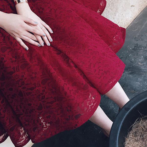 Burgunderrotes, halblanges Spitzenkleid mit V-Ausschnitt und kurzem Ballkleid