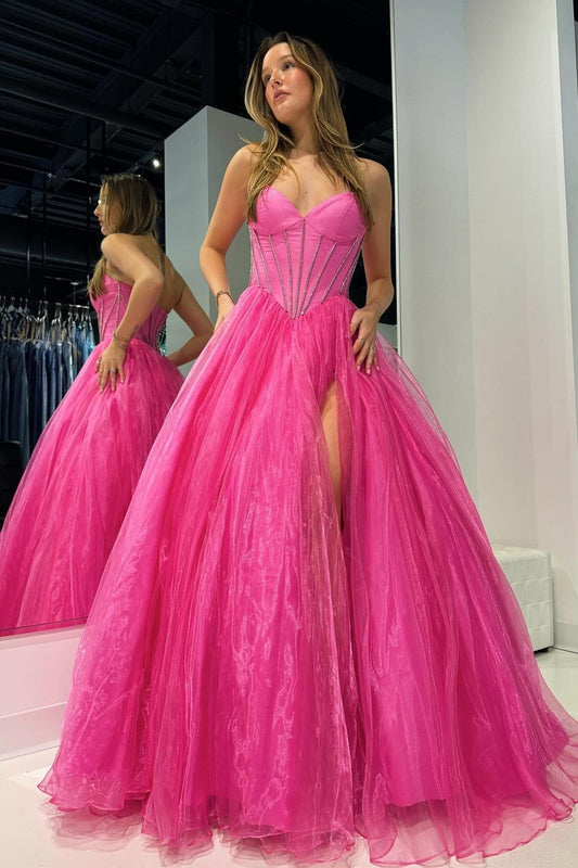 Vestido de fiesta sin tirantes con cuentas y abertura en rosa intenso