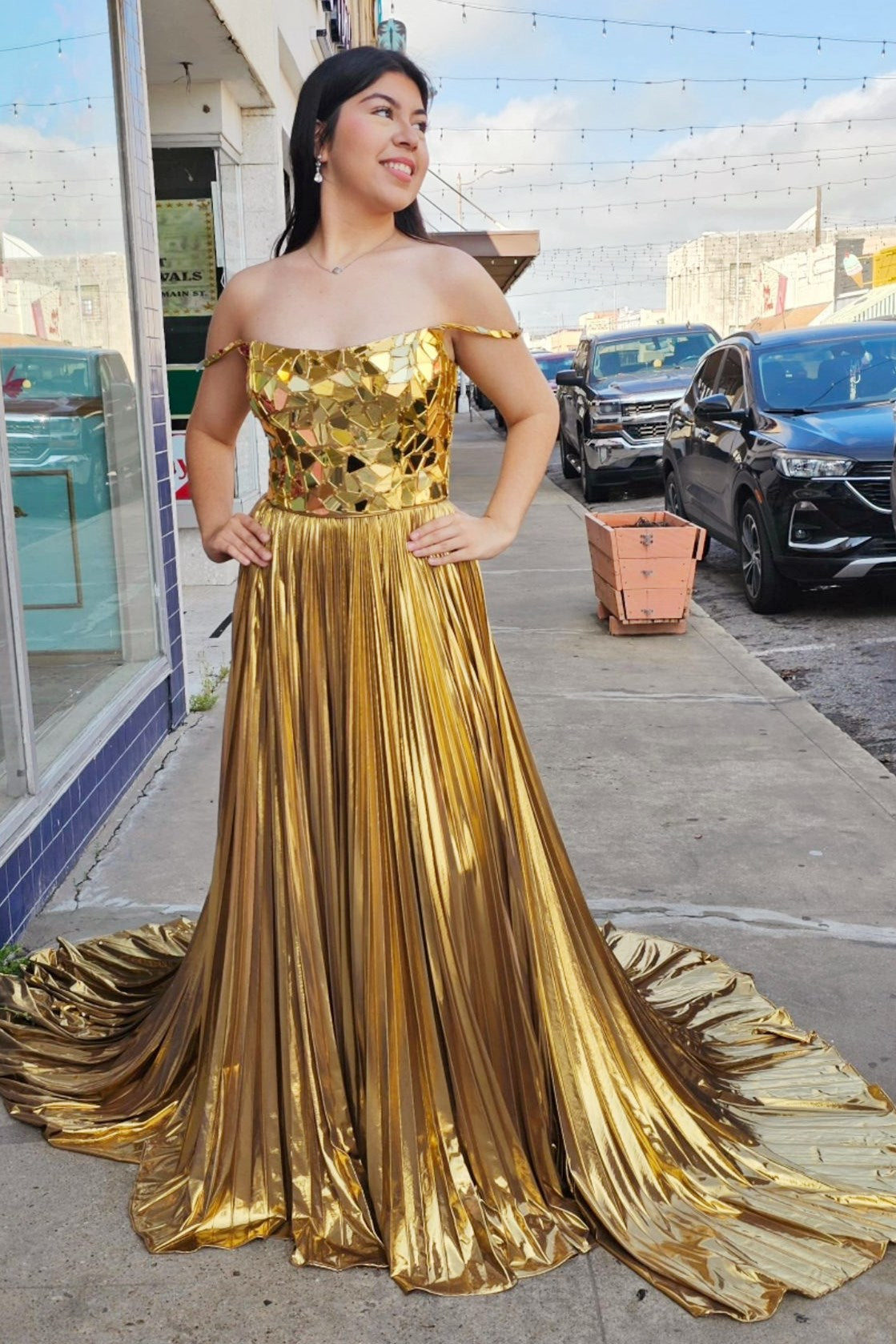 Vestido de fiesta plisado con hombros descubiertos y espejos rotos