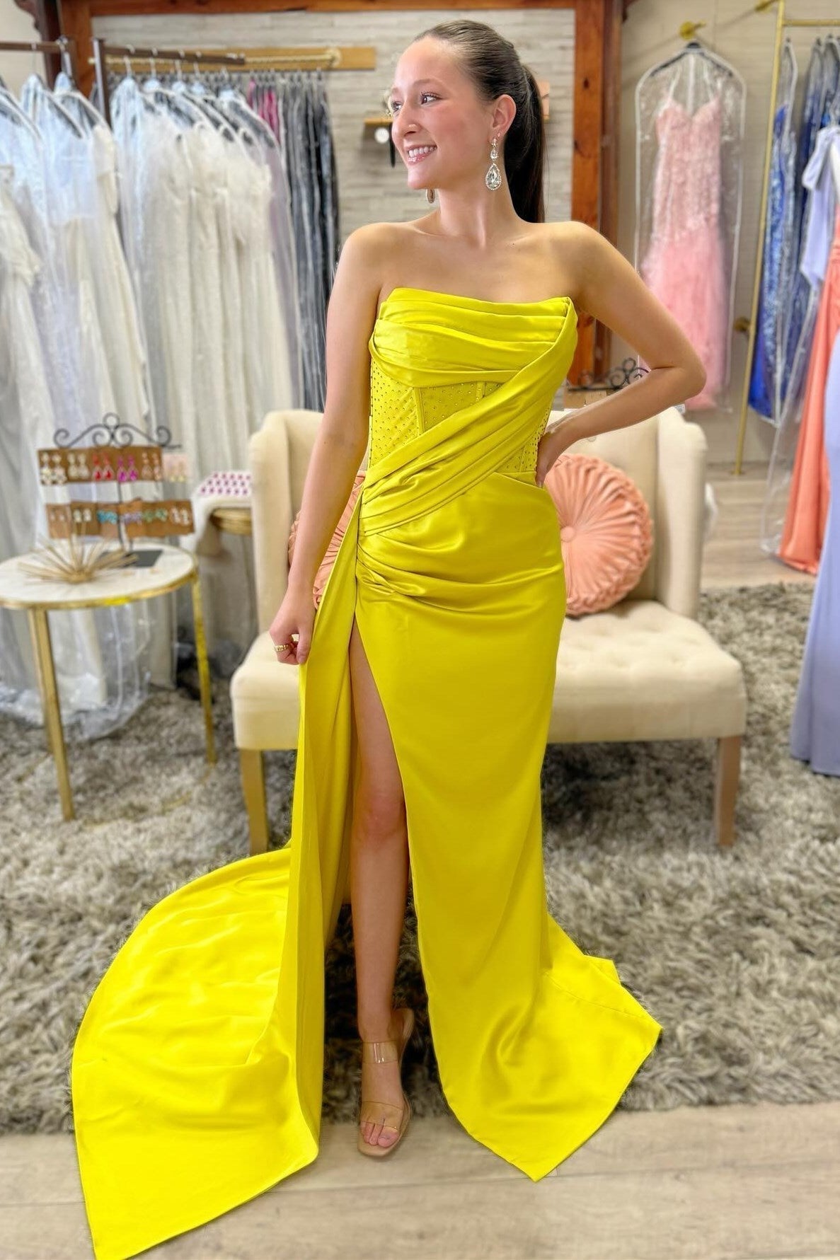 Vestido largo fruncido con cuentas y sin tirantes con cola incorporada