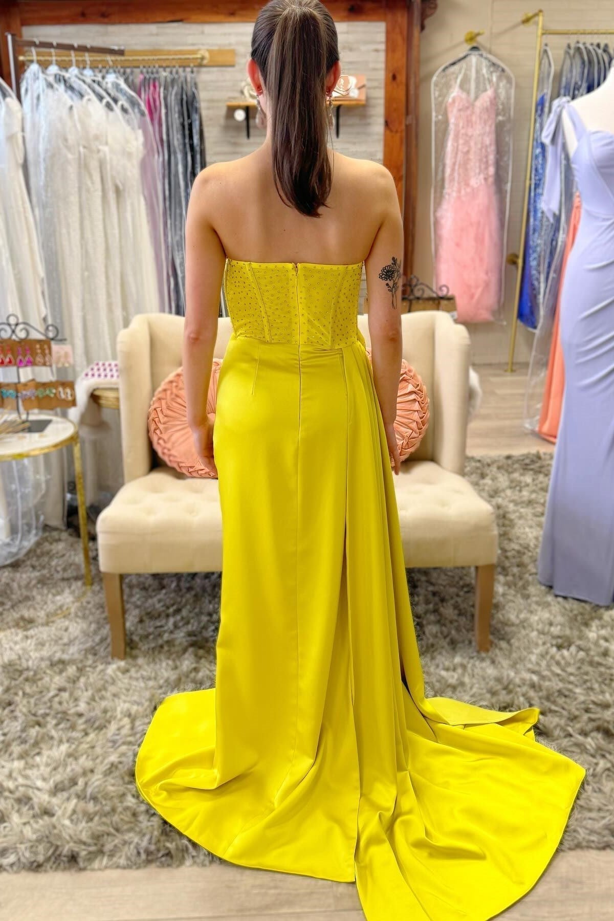 Vestido largo fruncido con cuentas y sin tirantes con cola incorporada