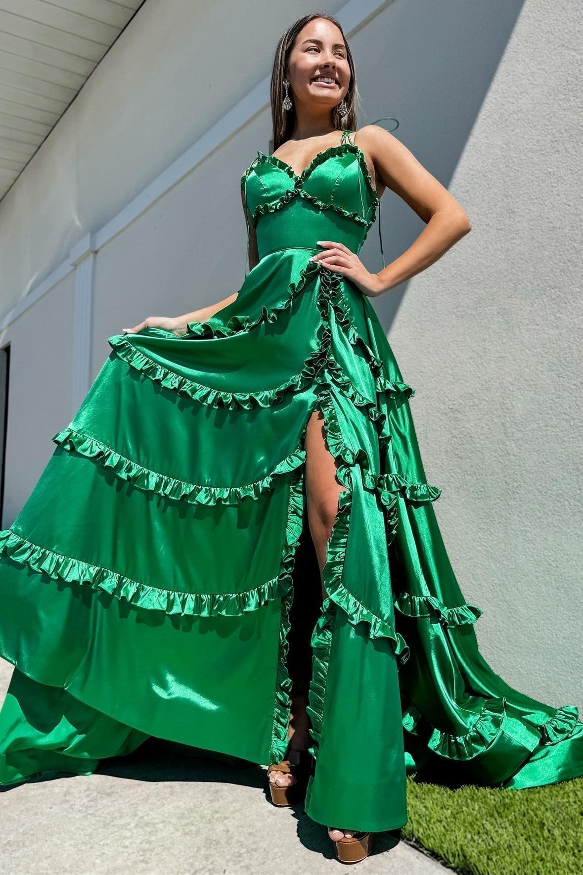 Vestido de fiesta de corte A con escote en V, espalda descubierta y volantes con abertura