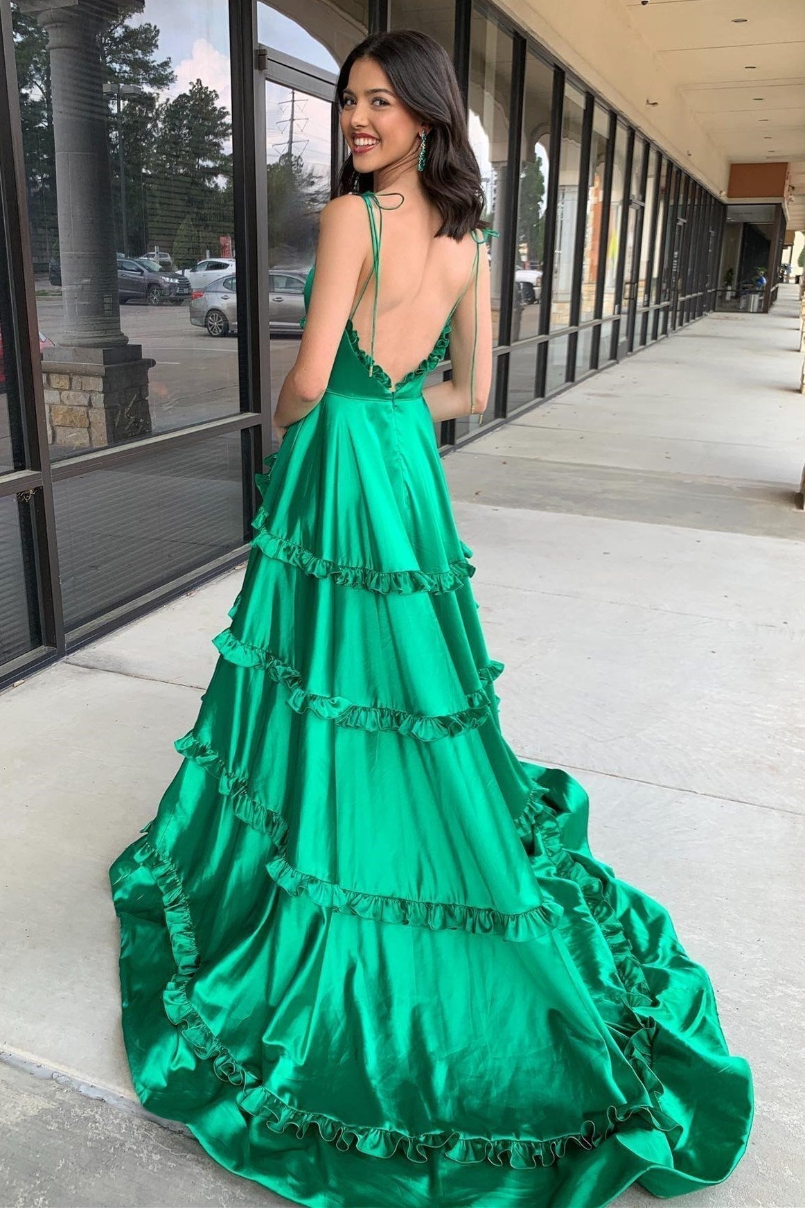 Vestido de fiesta de corte A con escote en V, espalda descubierta y volantes con abertura