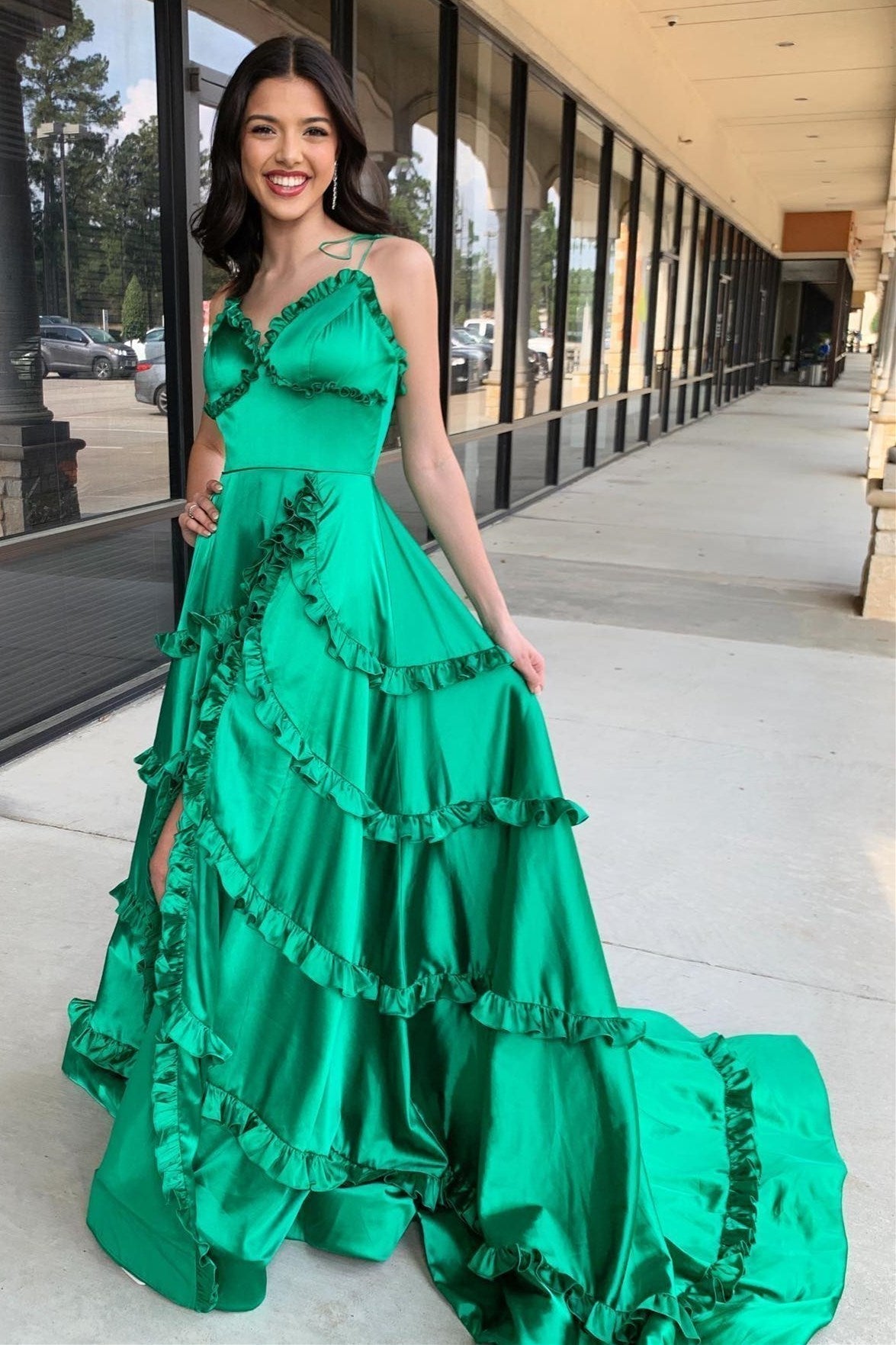 Vestido de fiesta de corte A con escote en V, espalda descubierta y volantes con abertura