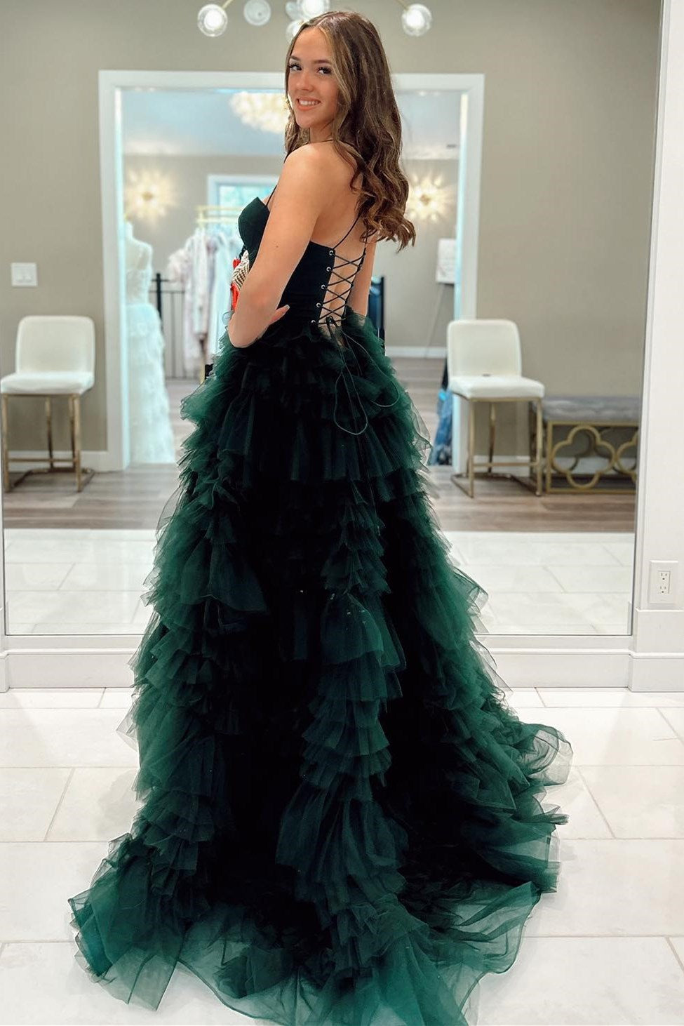 Vestido de fiesta con volantes, encaje y escote en forma de corazón en color esmeralda con abertura