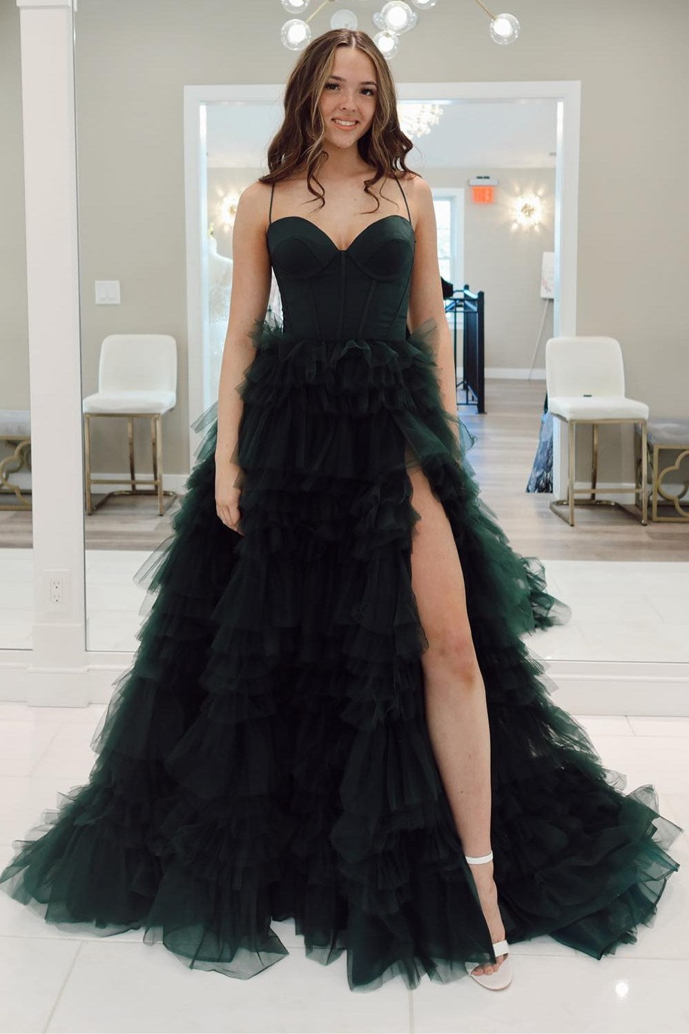 Vestido de fiesta con volantes, encaje y escote en forma de corazón en color esmeralda con abertura