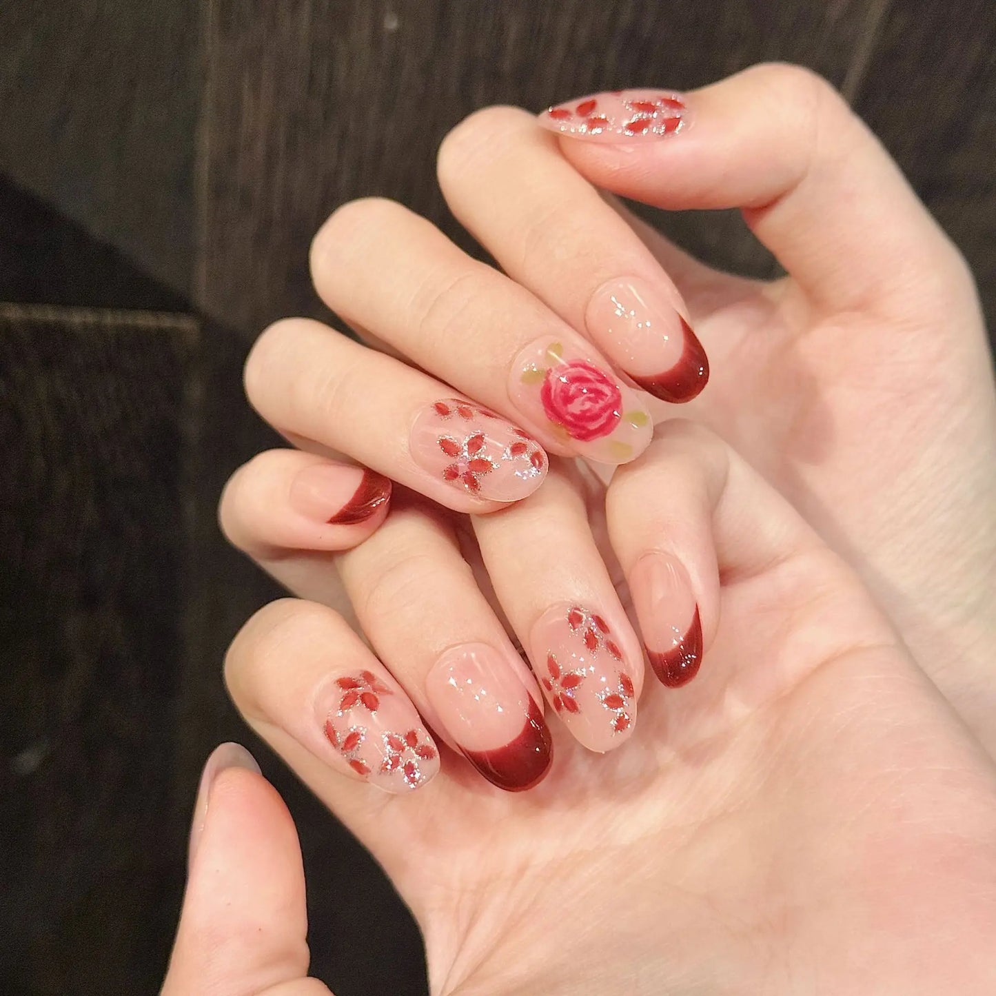 10 uñas postizas románticas de rosas hechas a mano con diseños de flores rojas pintadas a mano, uñas postizas cortas estilo almendra francesa.