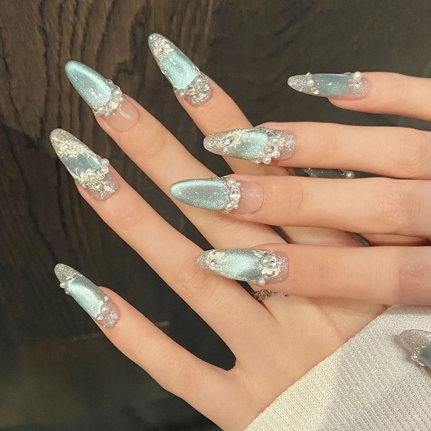 10 uñas postizas ligeras de lujo hechas a mano, brillantes, de color azul, con diseño de ojo de gato, almendra, con destellos de perla y diamante, con polvo plateado.