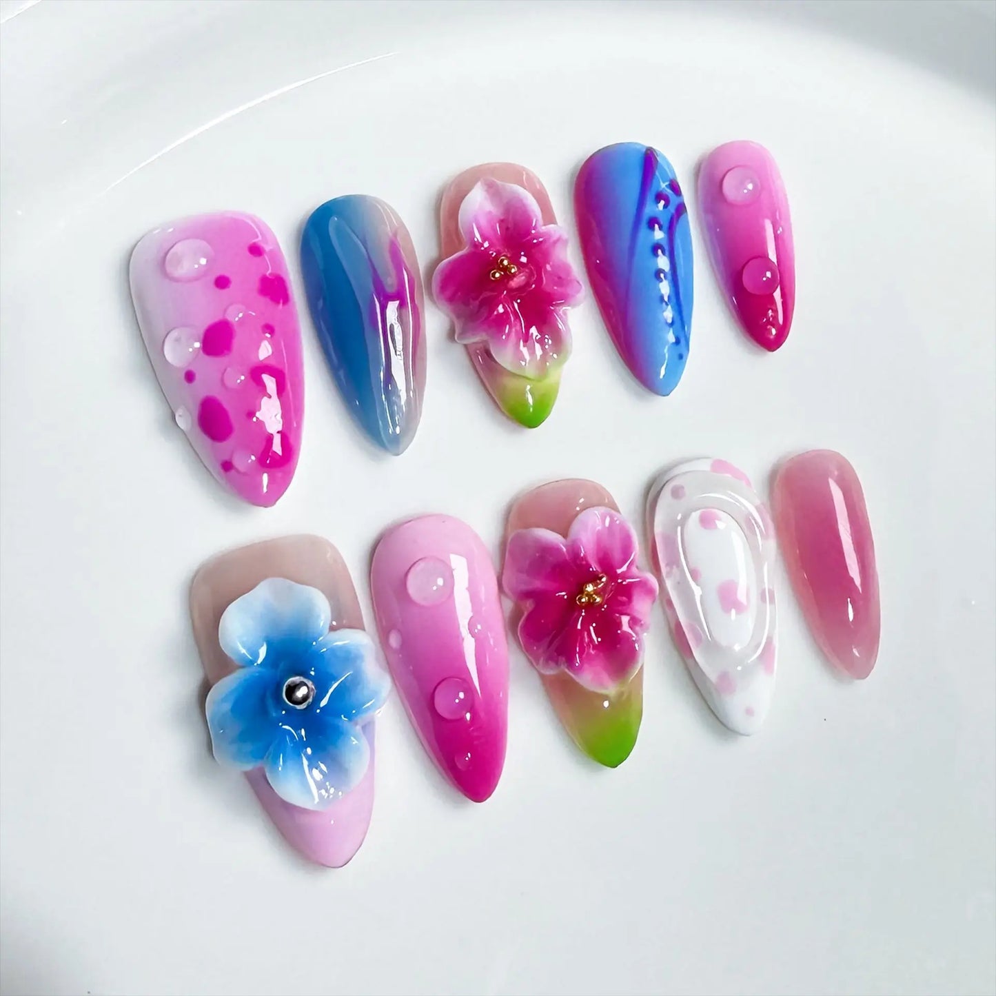 10 uñas postizas estilo francés rosa, talladas a mano, con flores doradas y perlas, con punta de almendra transparente.