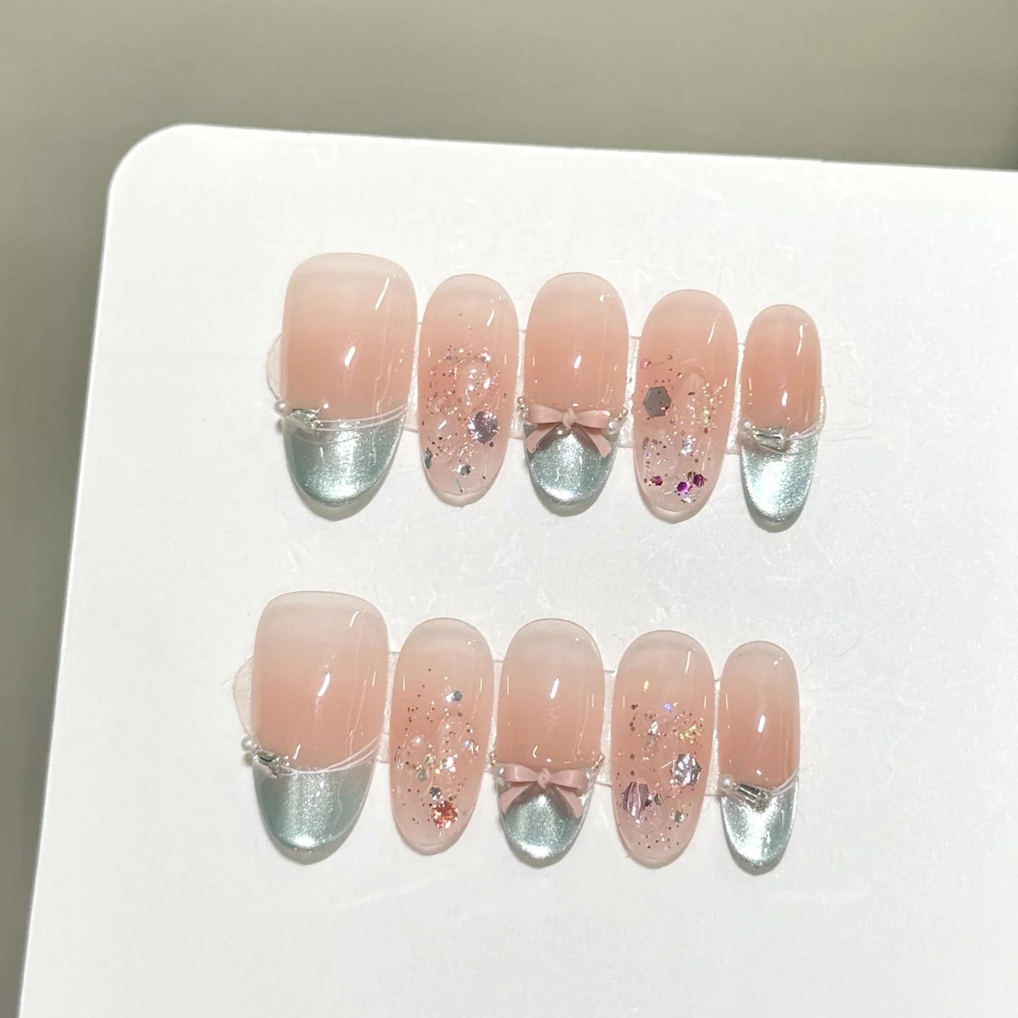 10 uñas postizas con lentejuelas brillantes, estilo ojo de gato, almendra dulce, estilo coreano, con lazos y decoración de perlas, color verde menta, estilo francés.