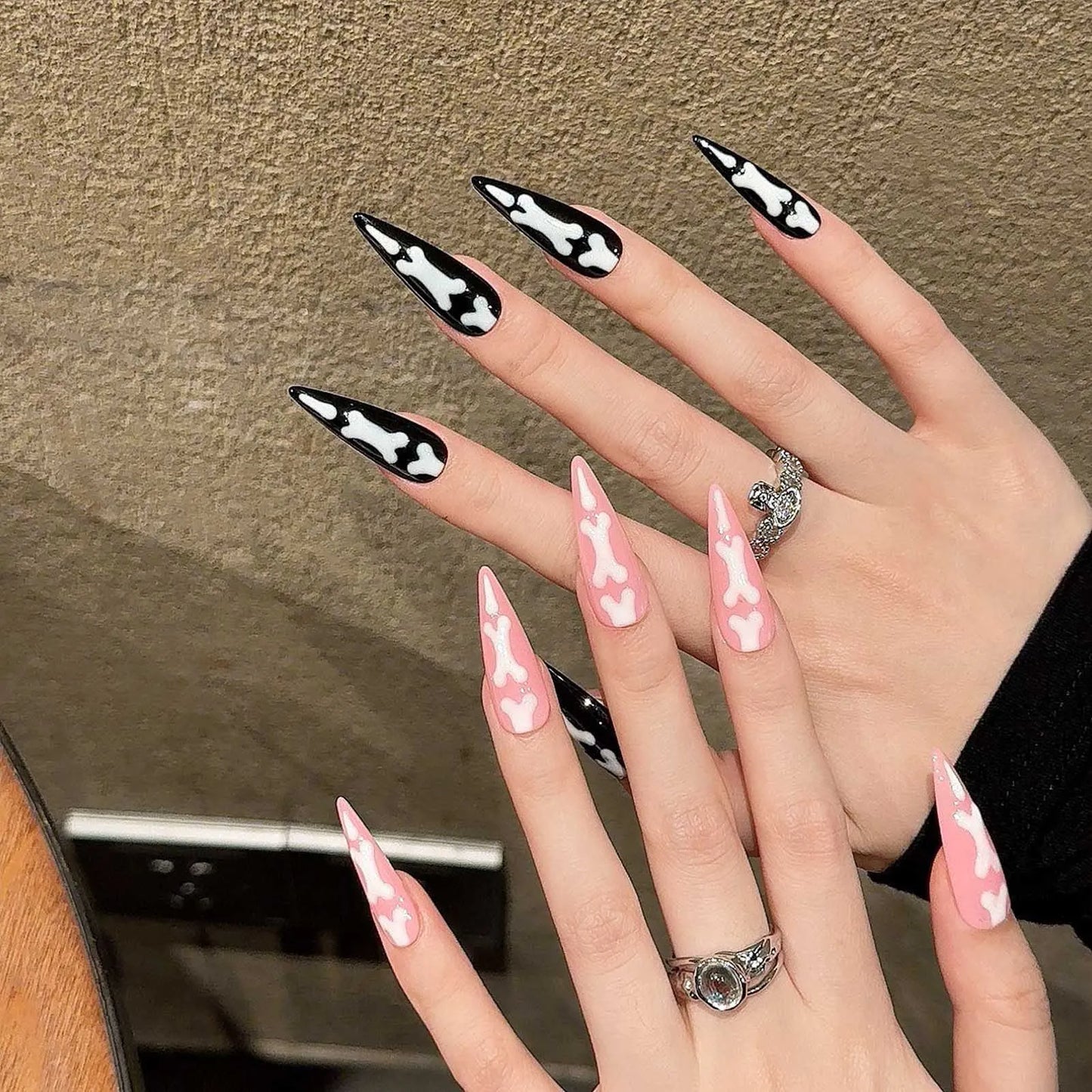 10 uñas postizas con temática de Halloween, hechas a mano, con diseño de garra de gato en degradado, color rosa y negro, con parches largos de aguja.