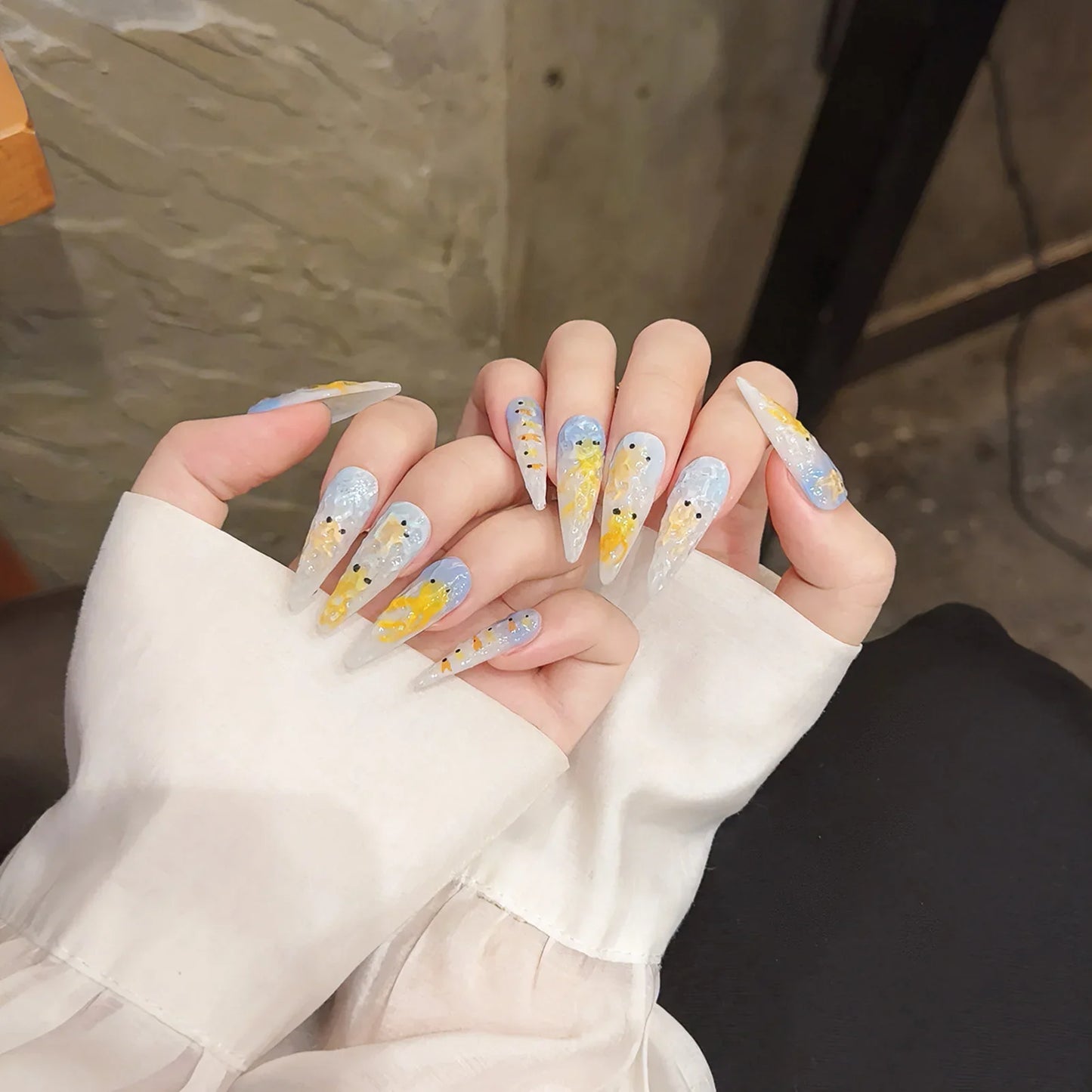 10 uñas postizas largas con forma de aguja, diseño de ojo de gato, color azul degradado, hechas a mano, con diseños de peces dorados pintados a mano.