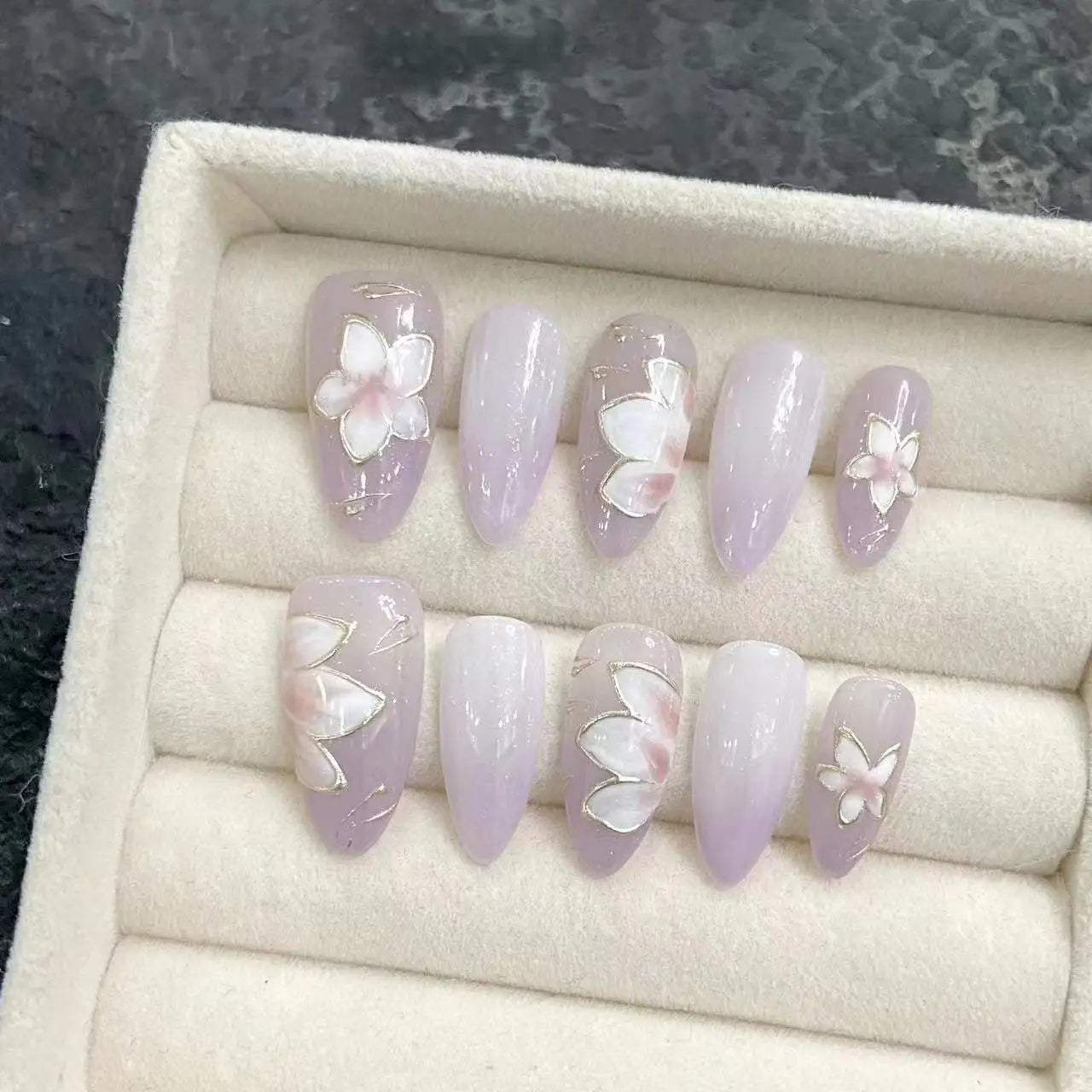 10 uñas postizas de flores blancas pintadas a mano, brillantes, color rosa almendra, estilo ojo de gato, desmontables, estilo primaveral.