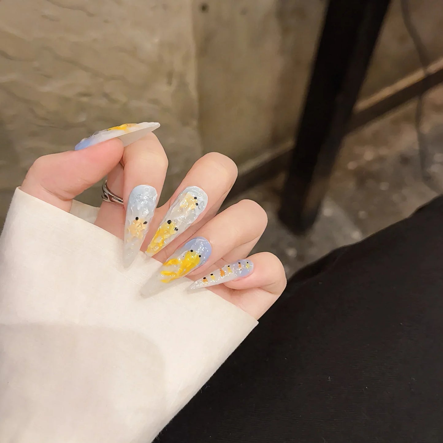 10 uñas postizas largas con forma de aguja, diseño de ojo de gato, color azul degradado, hechas a mano, con diseños de peces dorados pintados a mano.