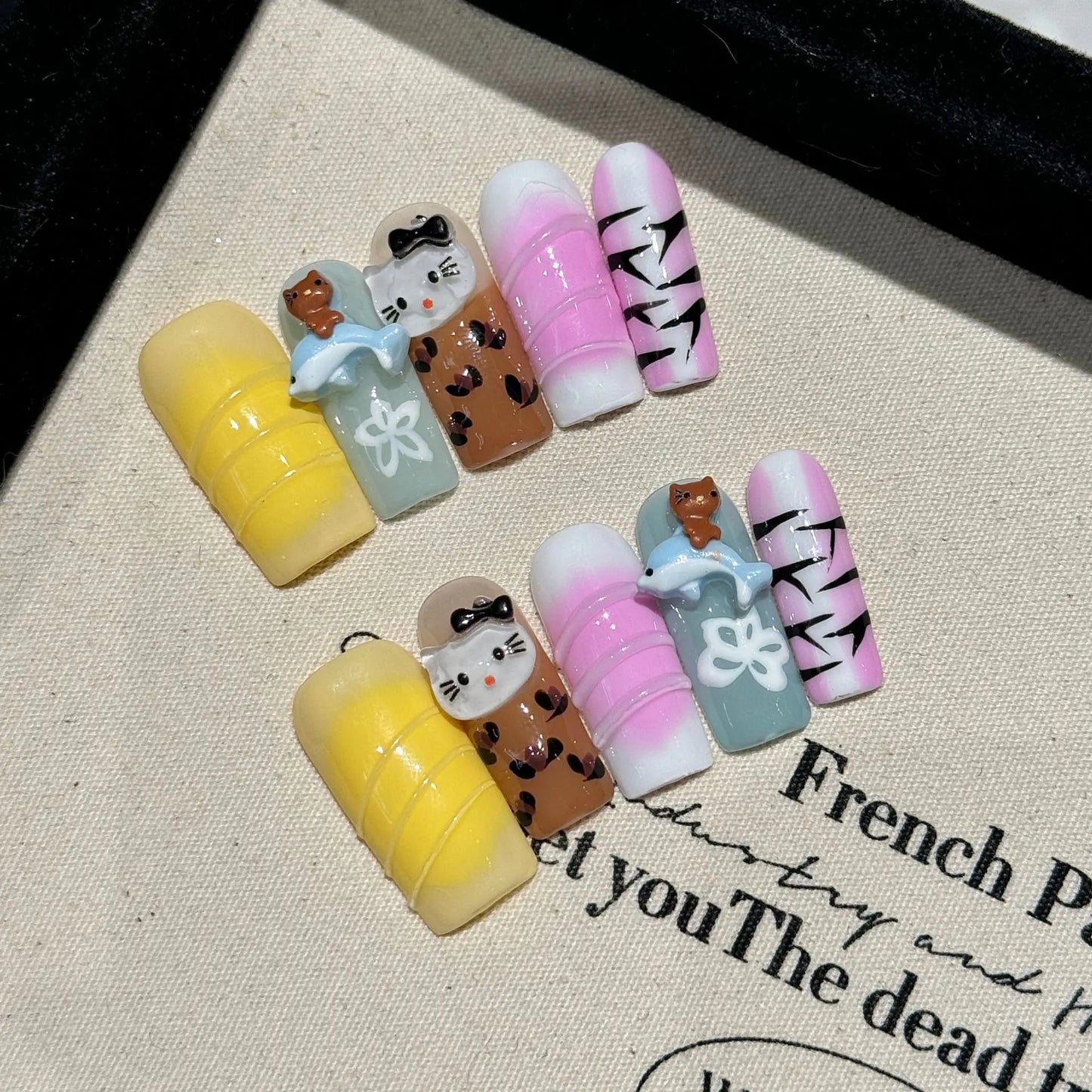 10 parches de uñas postizas francesas rosas, hechos a mano, con diseño de almendras largas, con estampado de leopardo y cadena de metal.