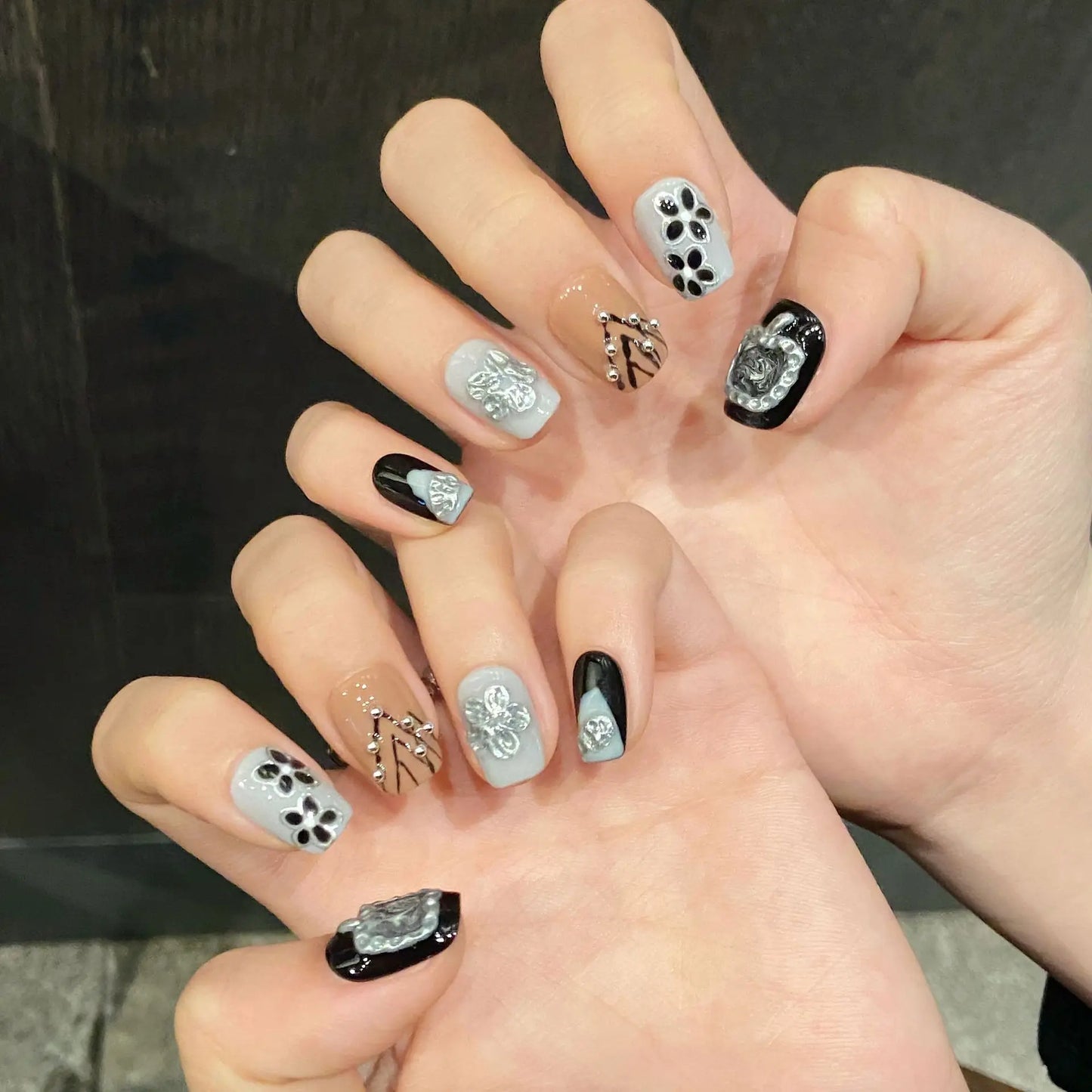 10 uñas postizas cuadradas cortas y geniales, con diseño de reloj despertador de manzana y flor plateada, uñas postizas hechas a mano para chica picante.