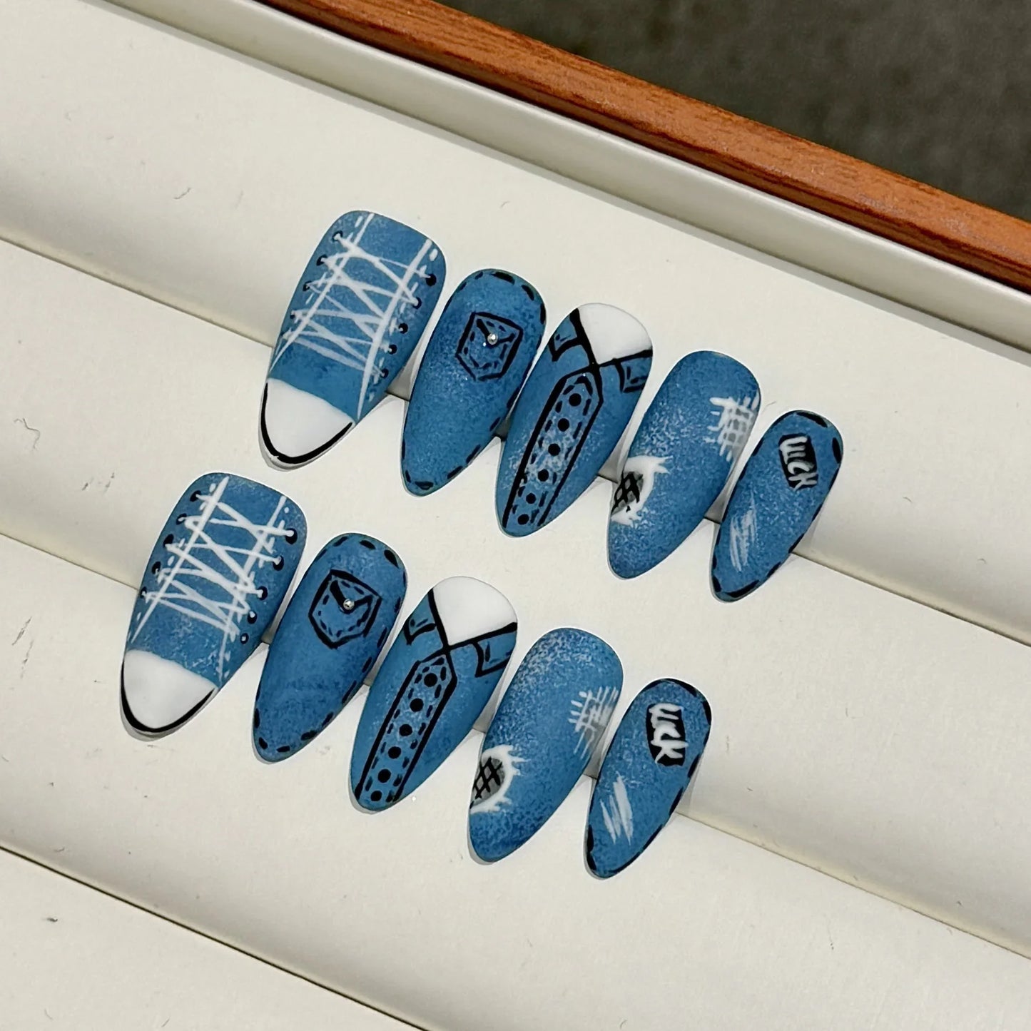 10 uñas postizas de almendra azul hechas a mano, diseño de zapatos de lona pintados a mano, uñas postizas creativas de estilo francés.